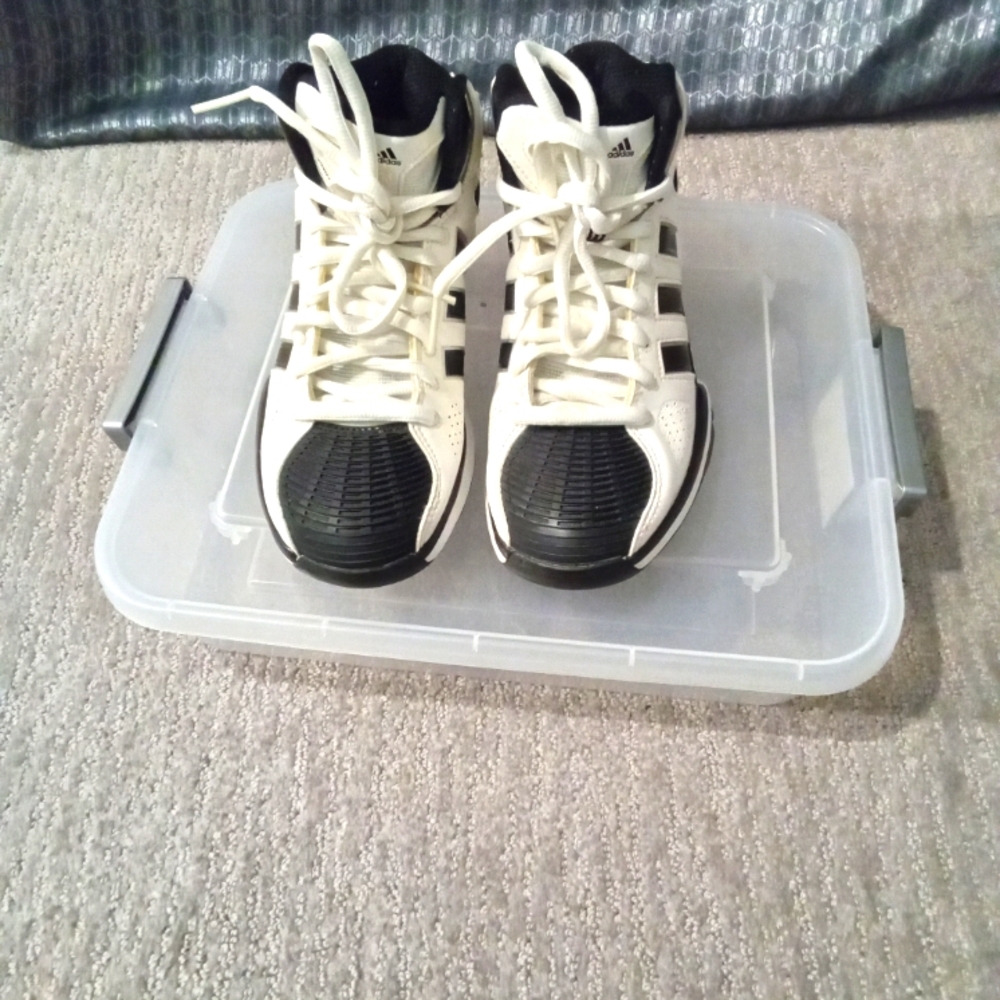 Adidas shoes, unisex white and black color in size 61/2 (US) and 5 (UK)